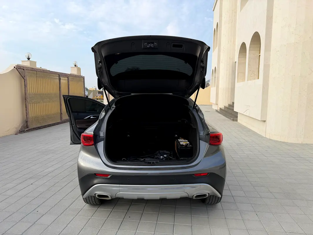 Infiniti QX30 2018 — photo 1 of 10