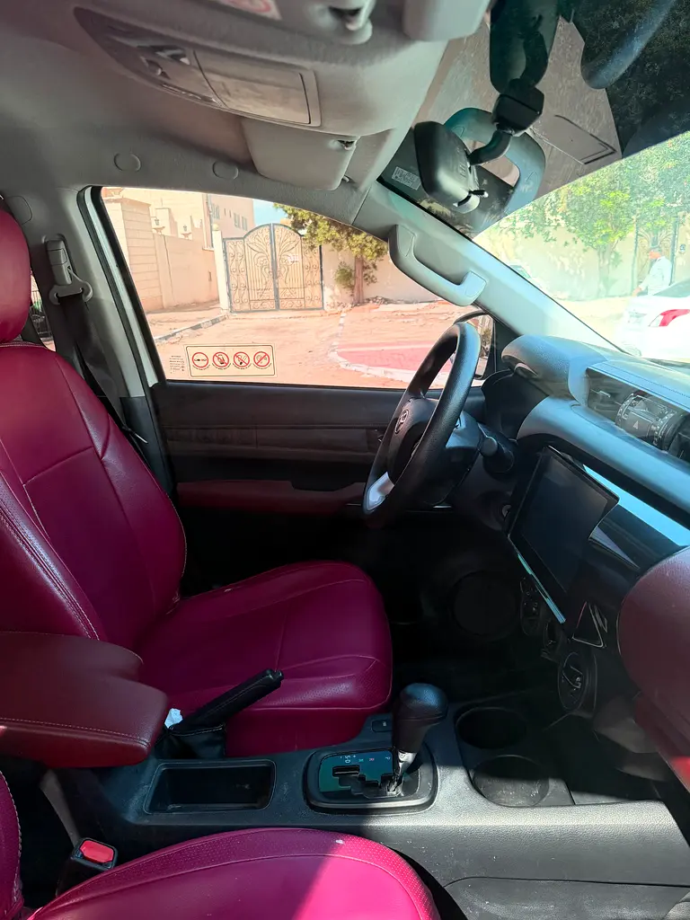 Toyota Hilux 2025 — photo 1 of 5