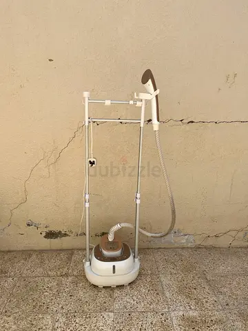 مكواة بخار بلاك آند ديكر عمودية - نظيفة جداً (تحتاج صيانة بسيطة)