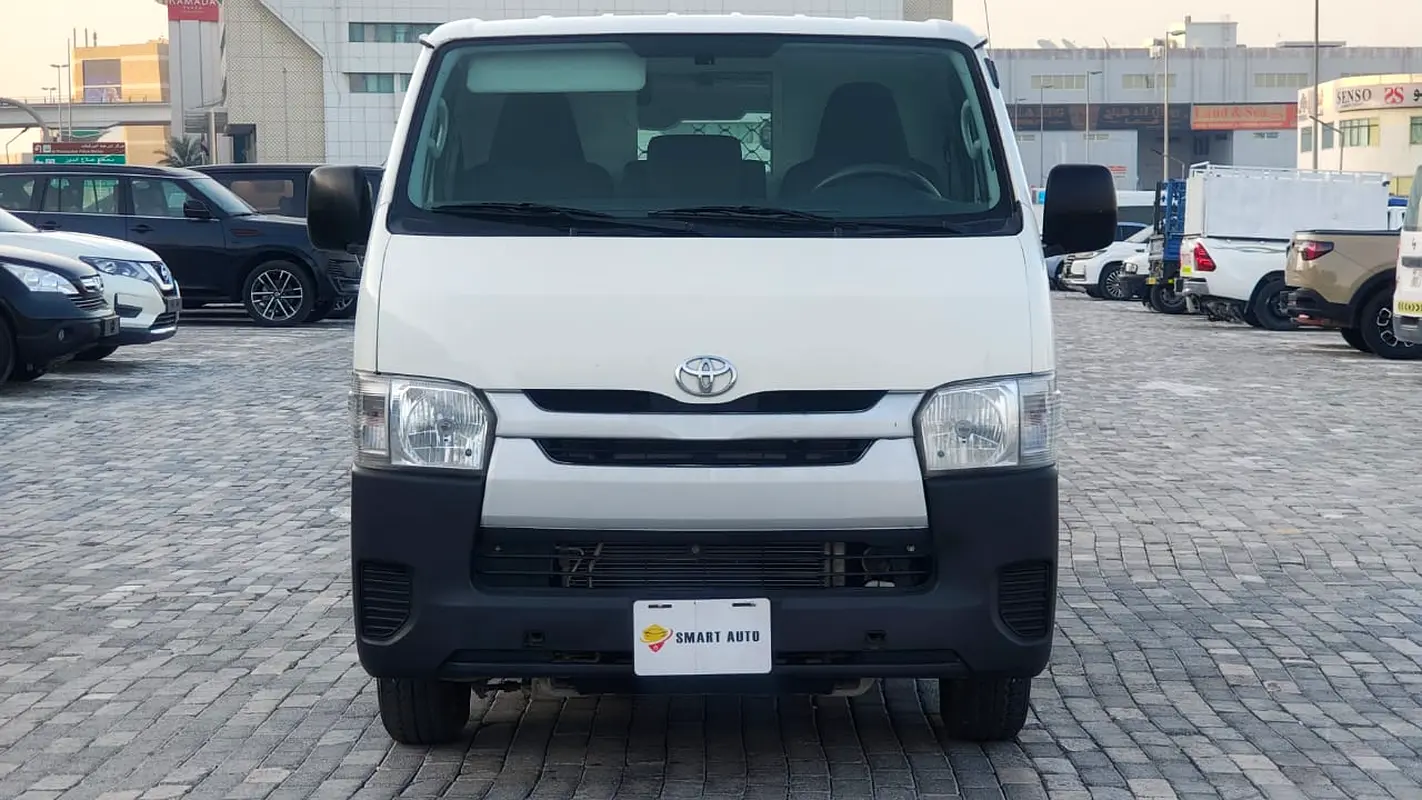 Toyota Hiace 2022 — photo 1 of 13