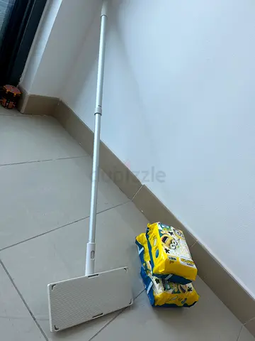 Lightweight flat mop with extendable handle — used, good condition