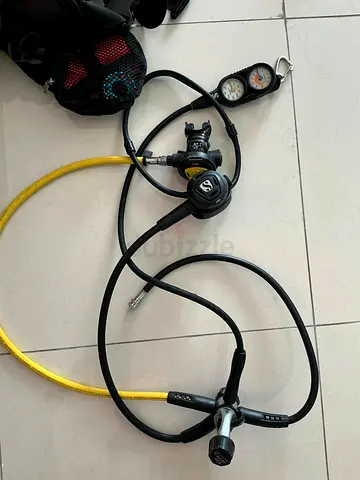 Scuba diving regulator set with gauge and octopus