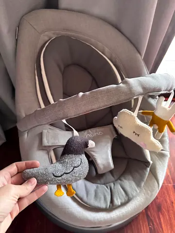 Nuna Leaf Light grey baby rocker/bouncer / swing chair  with removable toy bar - excellent condition