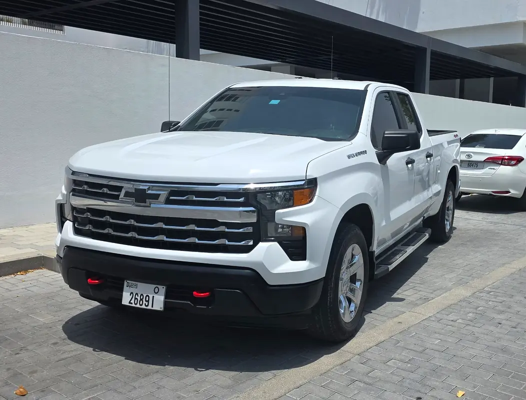 Chevrolet Silverado 2023 — photo 1 of 8