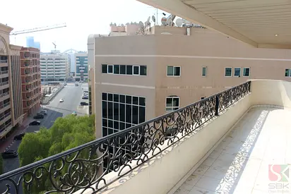 One Month Rent Free-Spacious 2 BR Flat