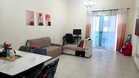 Master Bedroom/Private room available in Al Barsha-1