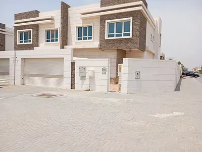 Corner villa_Main road location_Second occupancy_5 master bedrooms_Landscaped yard_Panoramic view_Large kitchen_Gated parking_Prime corner location