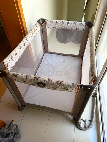 Baby travel cot / portable crib
