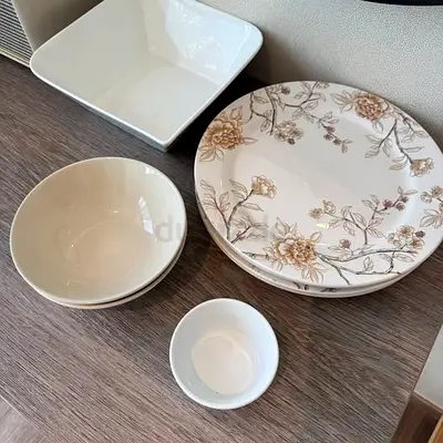 Collection of kitchen plates and bowls