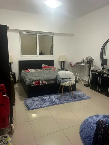 A clean and spacious room in a well-maintained apartment, perfect for comfortable living.