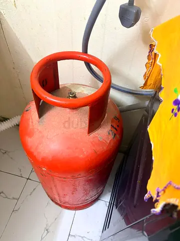 Full LPG Gas Cylinder - Good Working Condition. With pipe and regulator