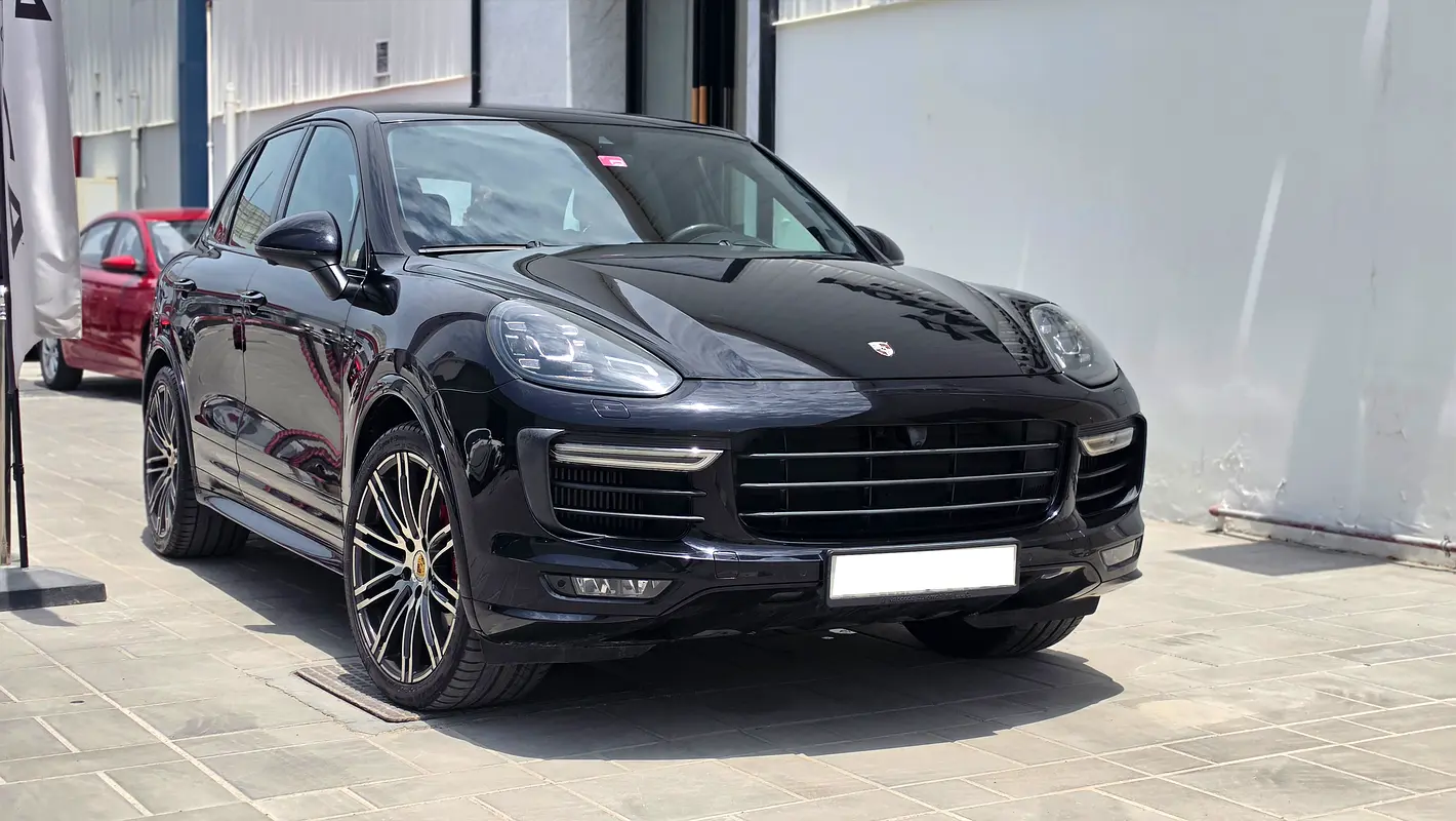 Porsche Cayenne 2017 — photo 1 of 14