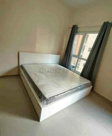 IKEA malam king‑size bed (180 × 200 cm) with 2 storage drawers underneath and an IKEA mattress ✨