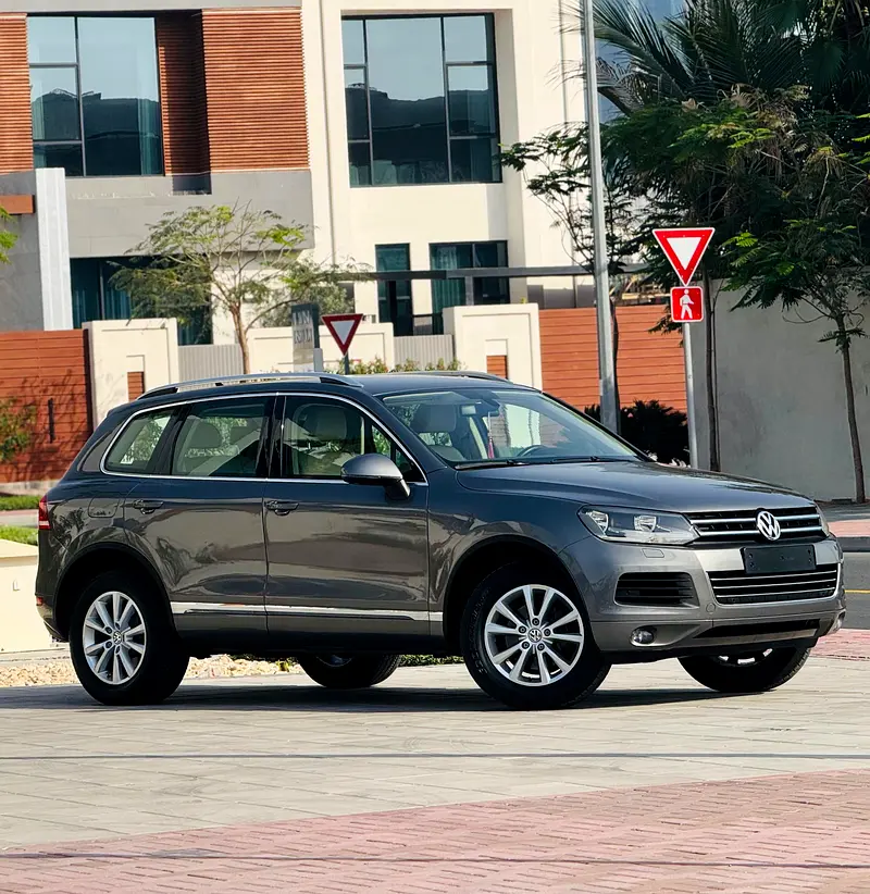 Volkswagen Touareg 2012 — photo 1 of 20