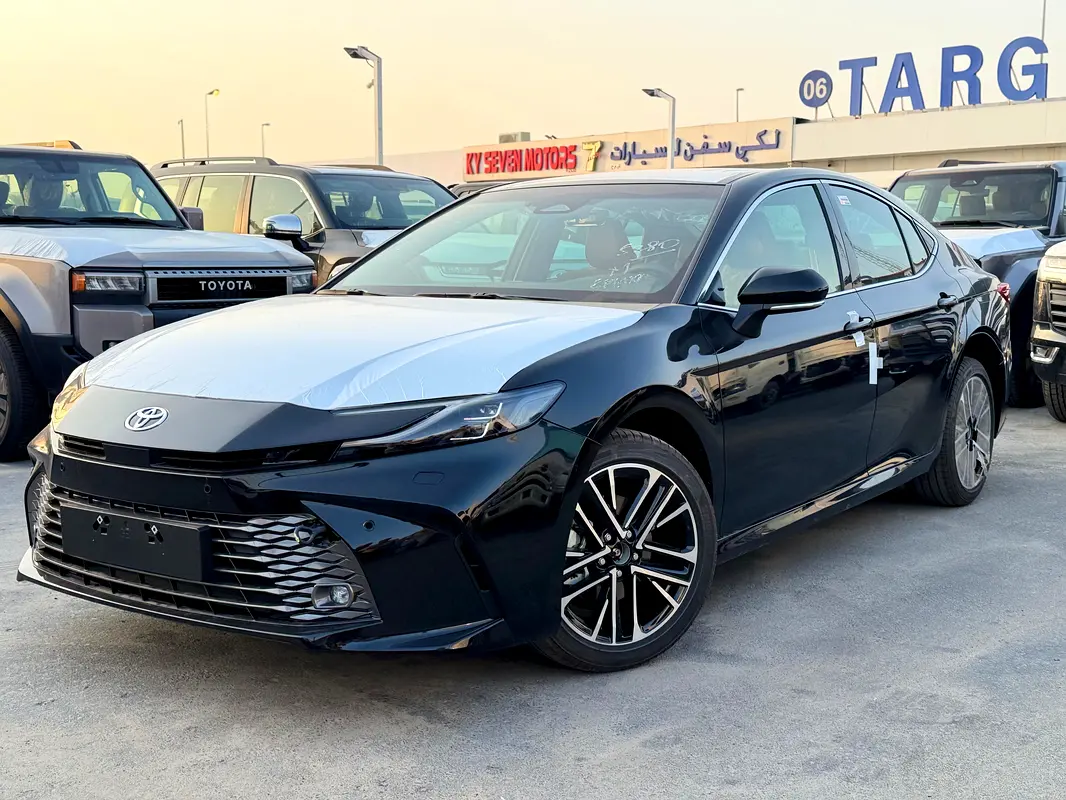 Toyota Camry 2025 — photo 1 of 11