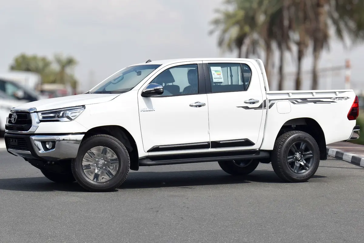 Toyota Hilux 2025 — photo 1 of 15