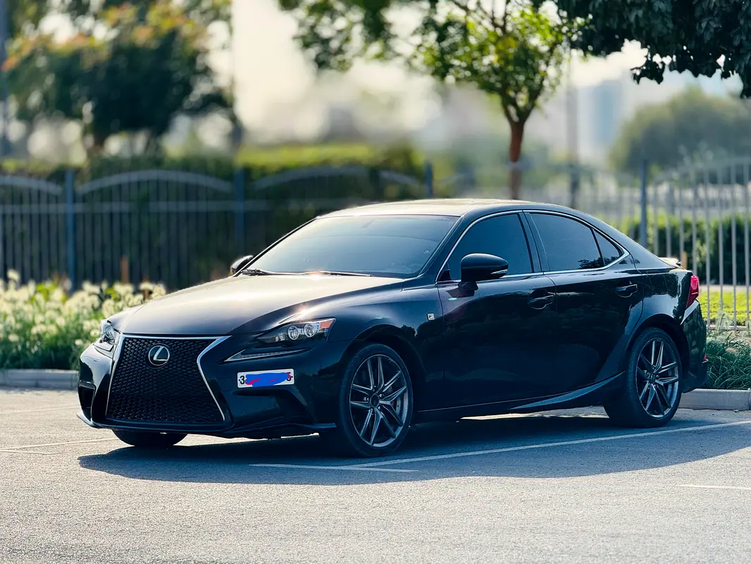 Lexus IS-Series 2016 — photo 1 of 7