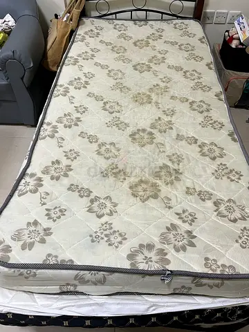 Single/Single-size Floral Pattern Mattress - Good Used Condition