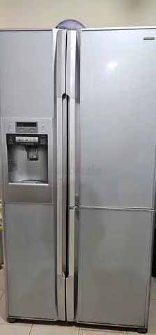 Hitachi Double door side-by-side refrigerator with ice and water dispenser - Silver
