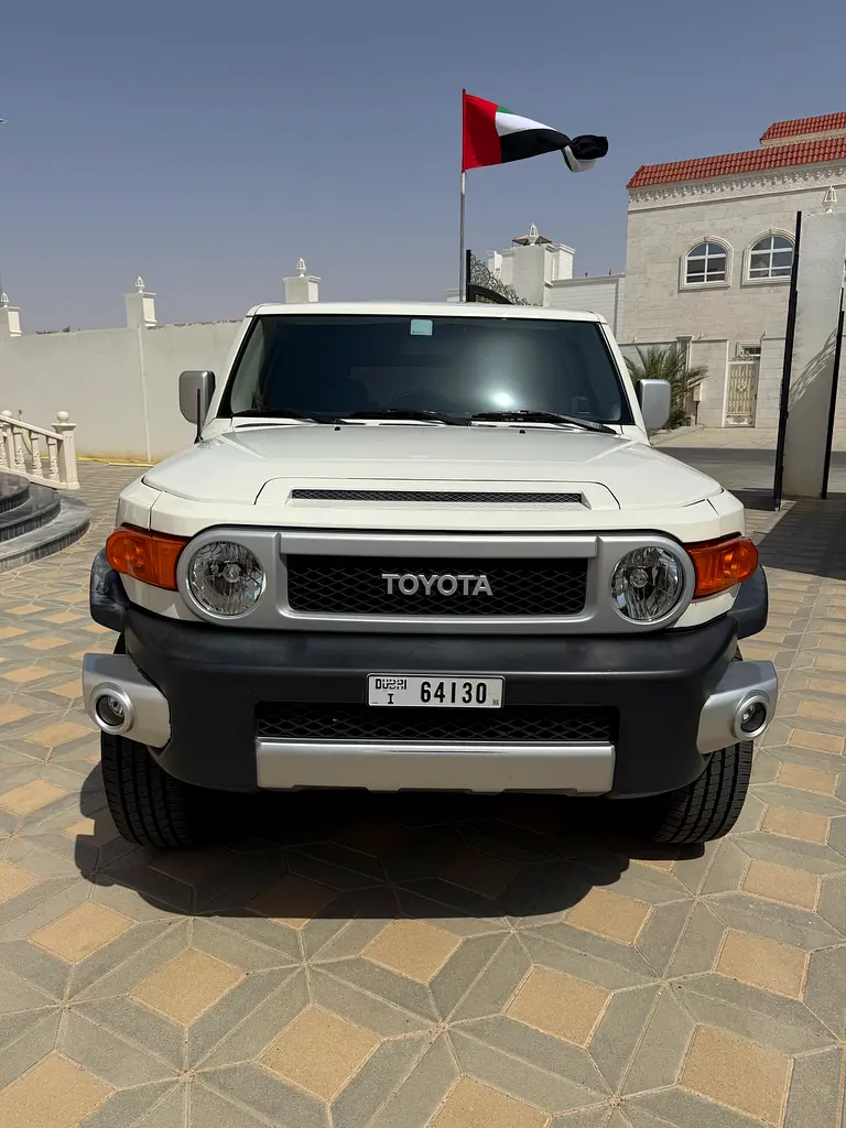 Toyota FJ Cruiser 2012 — photo 1 of 13