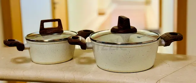 Set of 2 non-stick cooking pots with glass lids - used, good condition (20cm  16cm)