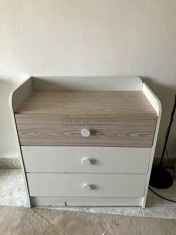 Baby dresser : chest of drawers
