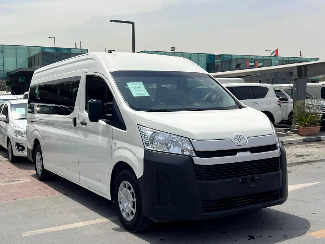 Toyota Hiace 2023 — photo 1 of 12