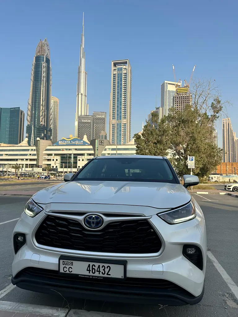 Toyota Highlander 2023 — photo 1 of 12