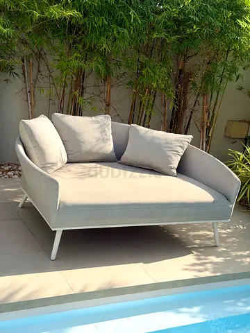 Modern Outdoor 2-Seater Sofa – Excellent Condition