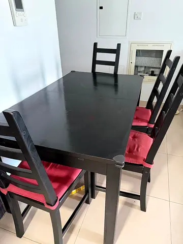 Dinning table for sell with 4 chairs
