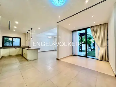 Well Maintained | Large Garden | Luxury Villa