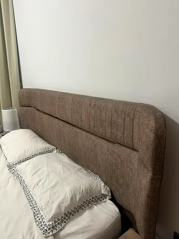 Available high quality bed with tow side table and with drawers table like a new
