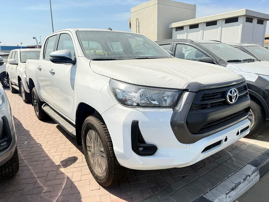 Toyota Hilux 2026 — photo 1 of 13