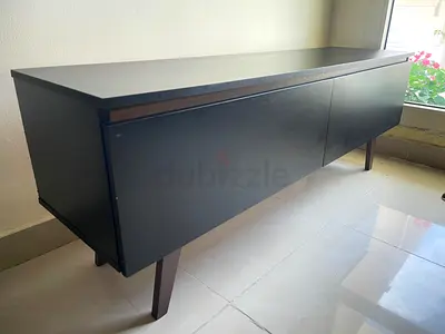 Black TV Unit in still great condition, only scratched inside please see pictures. 150x40cm pick up