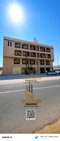 🏭 مجمّع مستودعات مع سكن عمّال للبيع – أم القيوين 📍 منطقة الصناعات الحديثة