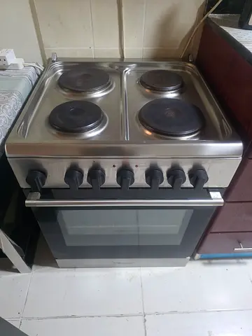 BOMPANI freestanding electric cooker with 4 hotplates and oven - great working condition