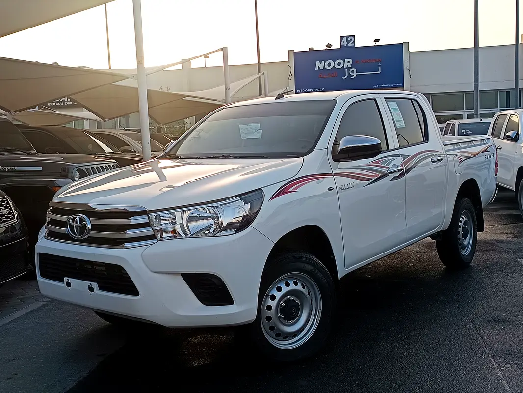 Toyota Hilux 2022 — photo 1 of 10