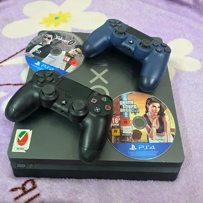 PS4 SILM 1TB TWO CONTROLLER +2 GAMES