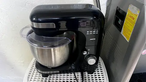 Black Stand Mixer with Stainless Steel Bowl - Good Working Condition