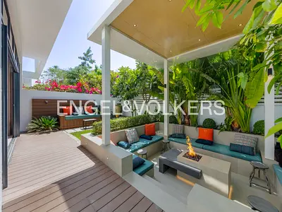 Stunning Private Location | Corner Unit