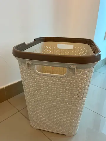 Large Plastic Laundry Basket / Hamper with Lid - Beige