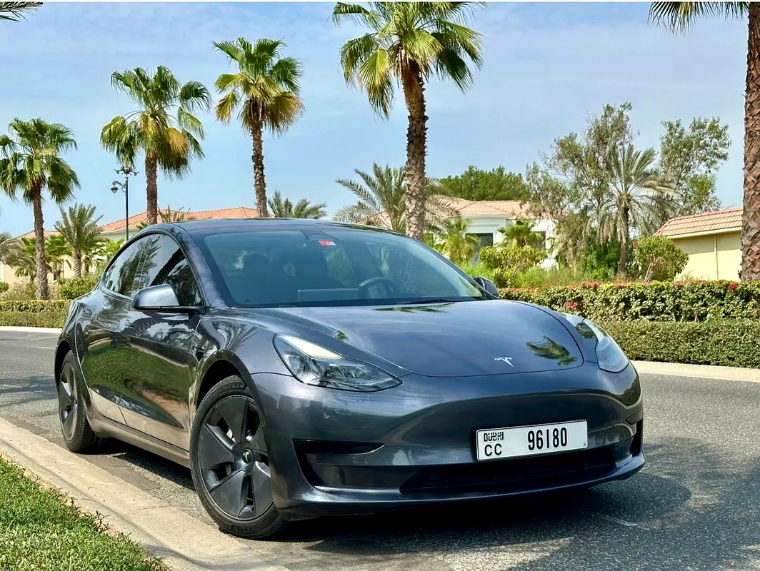 Tesla Model 3 2023 — photo 1 of 11