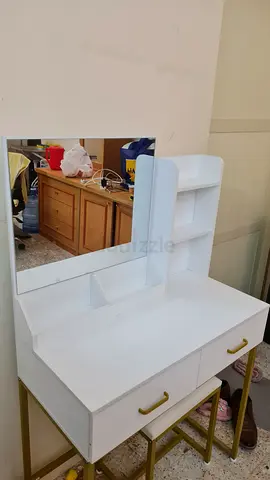 White dressing table with mirror and drawers