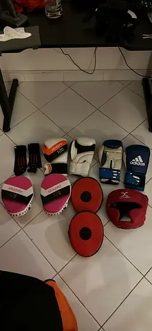 Mixed boxing and kickboxing mitts, gloves and headgear - used set