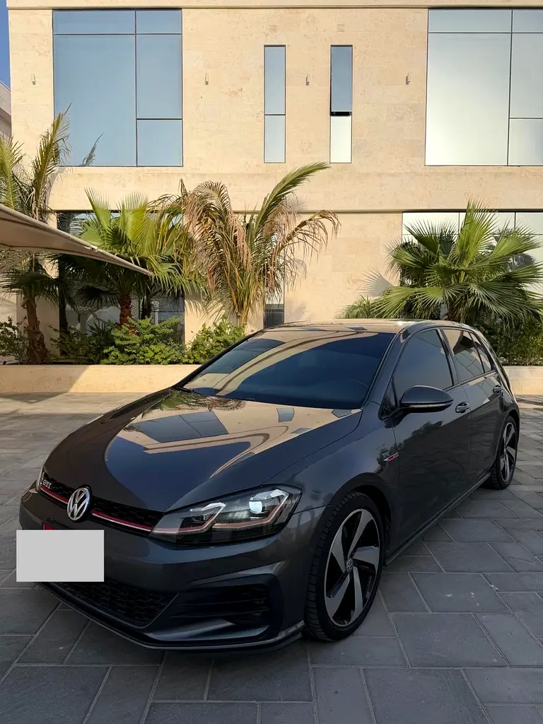 Volkswagen Golf 2019 — photo 1 of 11