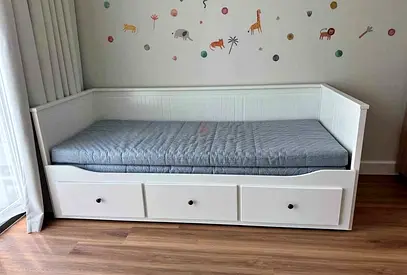 White Wooden Daybed with 3 Storage Drawers – Single/Guest Bed