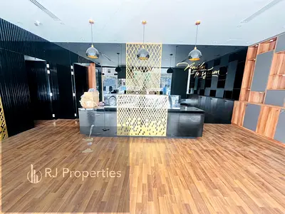 LUXURY shop close to park very prime lecation business area ready to move only jest 105k
