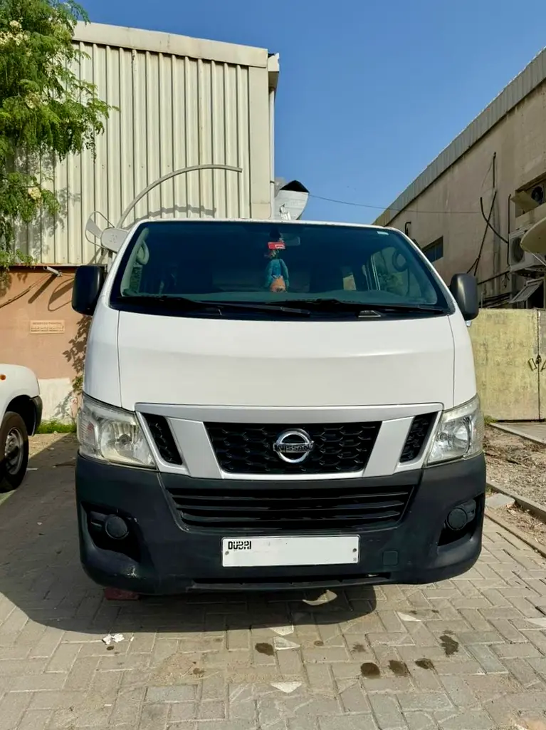 Nissan Urvan 2013 — photo 1 of 7