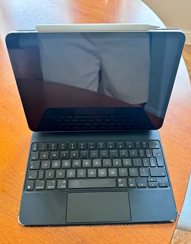 Apple iPad Pro 11inch 2nd generation WiFi 256gb with Pencil and Magic keyboard!
