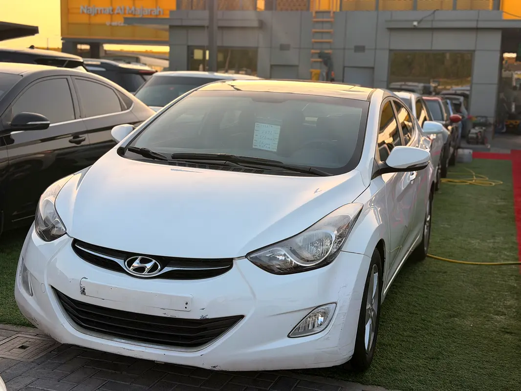 Hyundai Avante 2012 — photo 1 of 6